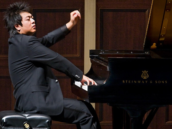 Thần đồng piano Lang Lang tái ngộ công chúng Hà Nội sau 10 năm ảnh 1