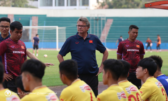 Huấn luyện viên Philippe Troussier đòi hỏi cao ở các tiền vệ U23 Việt Nam. (Ảnh: VFF) Cầu thủ U23 Việt Nam: HLV Troussier ưa thích lối chơi kiểm soát bóng ảnh 1