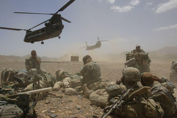 Binh lính Mỹ tại Afghanistan. (Nguồn: Middle East Eye) Lực lượng Taliban sẵn sàng nối lại đàm phán với Mỹ ảnh 1