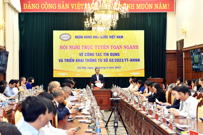 Lãnh đạo ngành ngân hàng tìm cách tháo gỡ khó khăn dòng vốn tín dụng. (Vietnam+) NHNN: Tiếp tục hạ mặt bằng lãi suất, khơi thông dòng vốn tín dụng ảnh 1