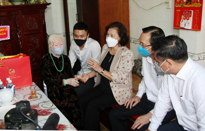 Trong ảnh: Chủ tịch Quốc hội Nguyễn Thị Kim Ngân hỏi thăm sức khỏe Bà mẹ Việt Nam Anh hùng Nguyễn Thị Cang, có hai người con là liệt sỹ. (Ảnh: Tiến Lực/TTXVN) Chủ tịch Quốc hội thăm các Mẹ Việt Nam Anh hùng tại TP.HCM ảnh 1