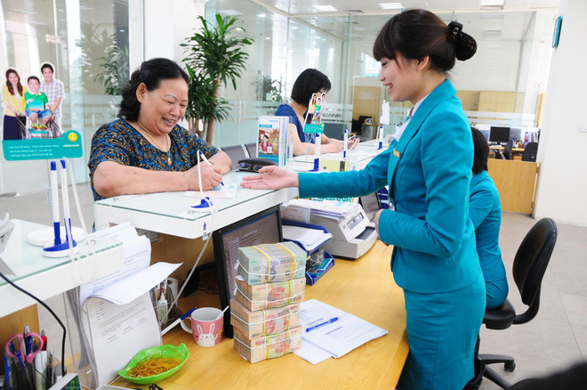 Giao dịch tại ABBANK. (Ảnh: CTV) Áp lực vốn trung và dài hạn, nhiều ngân hàng tăng mạnh lãi suất ảnh 1