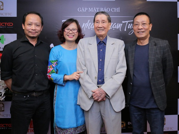 Nhạc sỹ Phạm Tuyên trong buổi họp báo chương trình cạnh con gái, nhà báo lại Văn Sâm và đạo diễn Phạm Hoàng Nam. (Ảnh: BTC) “Phạm Tuyên – Nhớ và Quên”: 70 năm thầm lặng "chép sử cho âm nhạc" ảnh 3