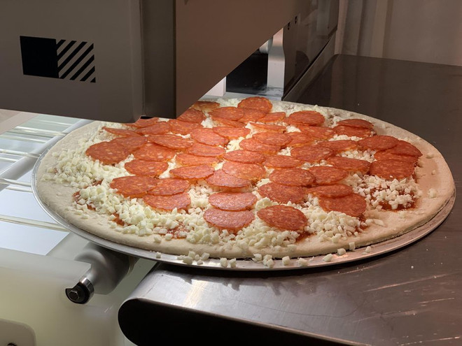 Robot tự làm pizza tại CES 2020. (Nguồn: Geekwire) CES 2020: Trình làng robot làm pizza, xe scooter du lịch dưới biển ảnh 1
