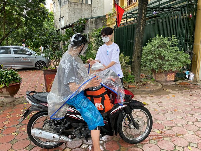 Nhiều sinh viên tại Thủ đô nhận công việc làm tài xế xe công nghệ nhằm cải thiện thu nhập trong bối cảnh vật giá leo thang như hiện nay. (Ảnh: Ngọc Anh/Vietnam+) Giới trẻ ‘quay cuồng’ tìm cách tiết kiệm chi phí giữa thời 'bão giá' ảnh 1