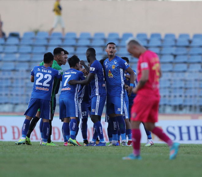 CLB Quảng Nam phải tự cách ly vì trợ lý HLV tới Bệnh viện C Đà Nẵng ảnh 1