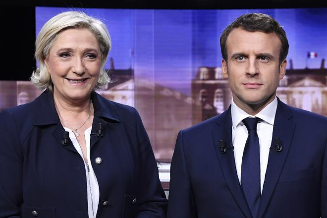 Tổng thống Pháp Emmanuel Macron (phải) và đảng cực hữu của bà Marine Le Pen. (Nguồn: AP) Bầu cử EP 2019: Cải tổ chính trị sâu sắc đang diễn ra tại Pháp ảnh 1