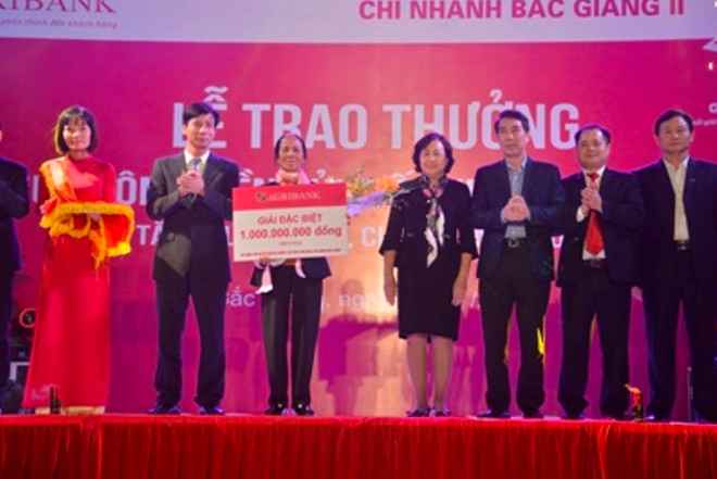 Agribank trao giải đặc biệt trị giá 1 tỷ đồng cho khách hàng ảnh 1