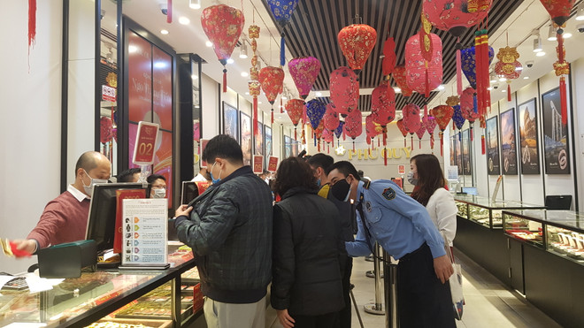 Giá vàng SJC đi xuống, tỷ giá trung tâm giảm phiên thứ 2 liên tiếp ảnh 1