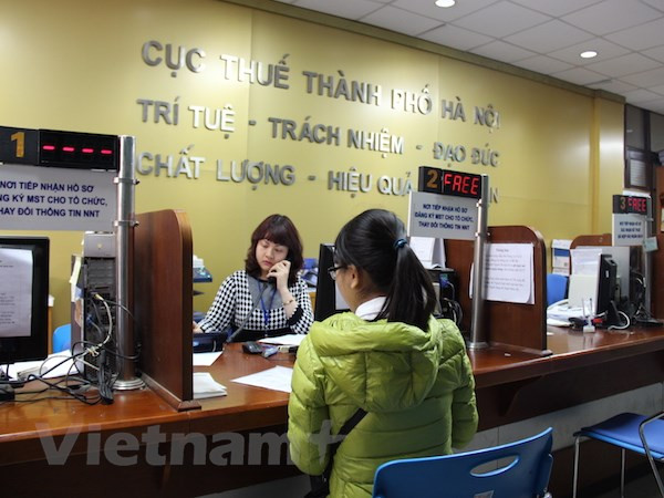 Thay vì phải tới cơ quan thuế trực tiếp khai thuế rồi tới ngân hàng nộp thuế, các cá nhân có tài sản cho thuê có thể thực hiện khai, nộp thuế điện tử. (Ảnh: PV//Vietnam+) Thanh toán online: Thay đổi hành vi và “cú hích” mang tên COVID-19 ảnh 1