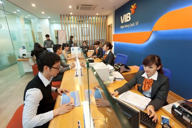 Giao dịch tại VIB. (Ảnh: CTV/Vietnam+) VIB đặt mục tiêu lợi nhuận trước thuế đạt 3.400 tỷ đồng năm 2019 ảnh 1