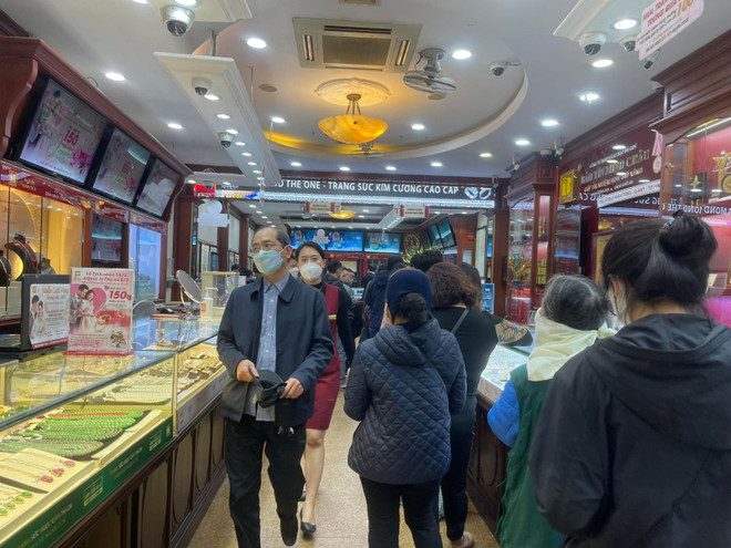 Vàng tăng sốc: Nhà quản lý cần 'kéo' giá trong nước về sát thế giới ảnh 1