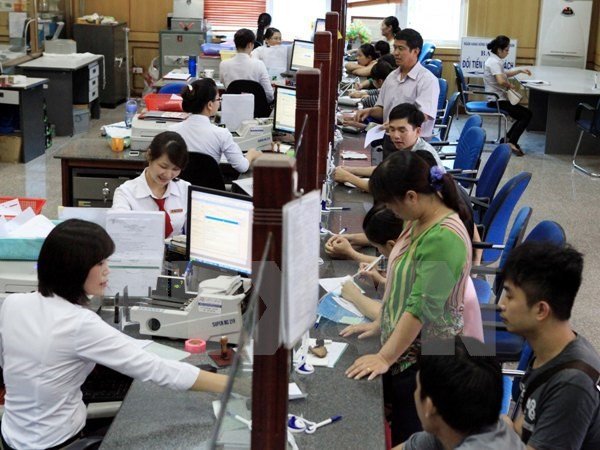 Giao dịch tại Agribank. (Nguồn: TTXVN) Agribank hoàn trả đầy đủ số tiền cho khách hàng bị rút tài khoản ảnh 1