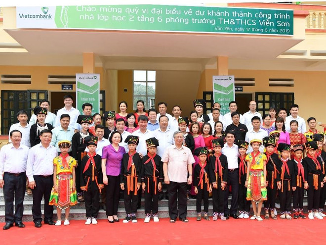 Các đại biểu tham gia cắt băng khánh thành công trình Trường tiểu học và trung học cơ sở Viễn Sơn. (Ảnh: CTV) Khánh thành và bàn giao trường học tại Yên Bái do Vietcombank tài trợ ảnh 1