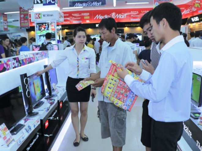 Nhiều khuyến mãi, tivi "màn hình khủng” thu hút người mua dịp EURO ảnh 2