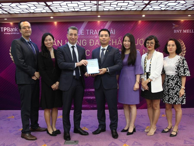 Lãnh đạo TPBank nhận giải thưởng từ Bank of New York Mellon. (Ảnh: Vietnam+) TPBank nhận giải thưởng chất lượng thanh toán quốc tế xuất sắc ảnh 1
