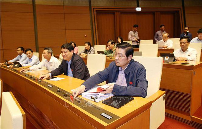 Đại biểu Quốc hội biểu quyết thông qua các Nghị quyết, dựa án luật. (Ảnh minh hoạ: TTXVN) Quốc hội thông qua xây dựng Cảng hàng không quốc tế Long Thành ảnh 1