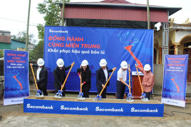 Sacombank hỗ trợ 8,2 tỷ đồng cho miền Trung tái thiết cuộc sống ảnh 1