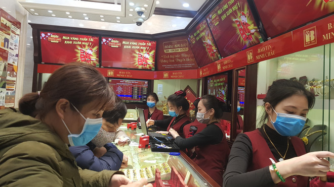 Có nên mua vào khi vàng trong nước cao hơn thế giới gần 9 triệu đồng? ảnh 1