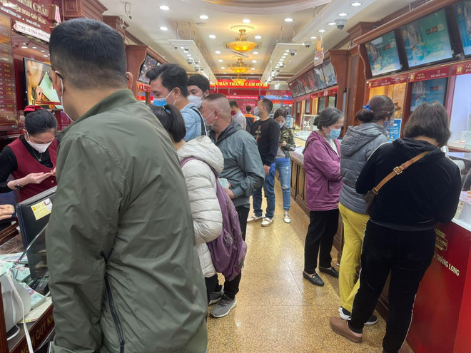 Giá vàng trong nước giảm 100.000 đồng mỗi lượng theo đà thế giới ảnh 1