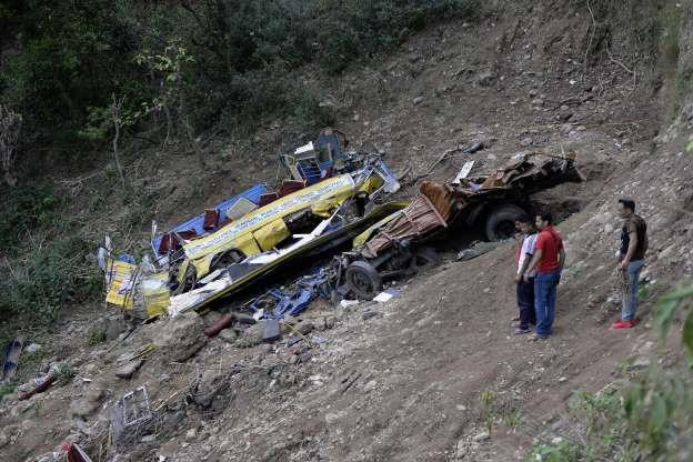 Ấn Độ: Xe lao xuống vực khiến gần 20 người thương vong ảnh 1