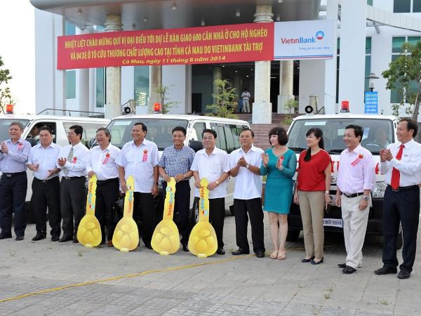 Bàn giao 600 nhà ở và 4 xe cứu thương cho nhân dân Cà Mau ảnh 1