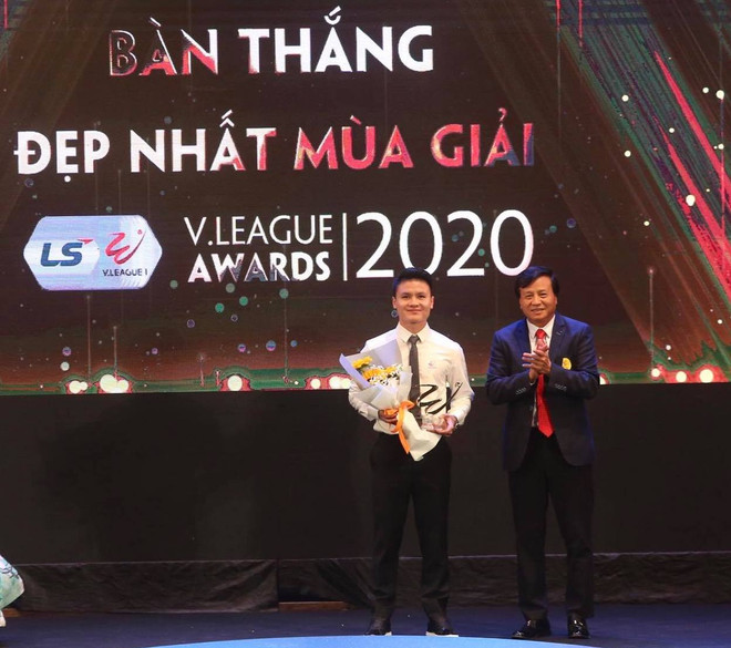 V-League 2020: Tiền đạo Văn Quyết giành giải Cầu thủ xuất sắc nhất ảnh 1