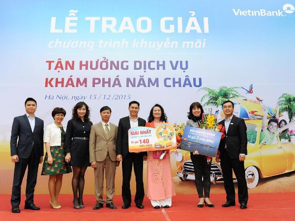VietinBank trao 5 tỷ đồng “Tận hưởng dịch vụ, khám phá năm châu” ảnh 1