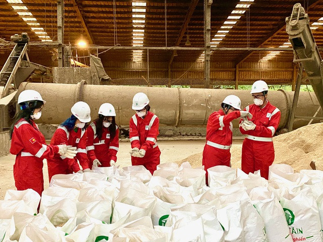 Học sinh Việt vô địch khởi nghiệp trẻ quốc tế nhờ tái chế lõi ngô ảnh 2