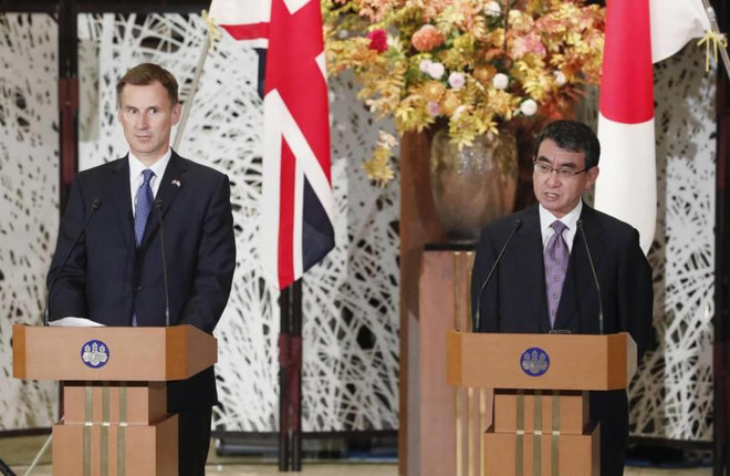 Ngoại trưởng Nhật Bản Taro Kono (phải) và người đồng cấp Anh Jeremy Hunt. (Nguồn: The Japan Times) Nhật Bản mong muốn quá trình Brexit diễn ra thuận lợi ảnh 1