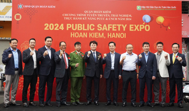 Tham gia sự kiện có đại diện các cơ quan Hành chính quận, Công an quận cùng đại diện LPBank ( ông Hoàng Văn Phúc, Phó Tổng Giám đốc ngoài cùng bên phải). (Ảnh: Vietnam+) z5254629782829_5dcdeb20b13fa6d4f7bc5803d93ffc46.jpg