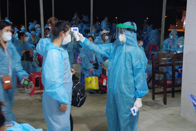 Đo thân nhiệt cho công dân trước khi tiếp nhận. (Ảnh: Chanh Đa/TTXVN) Sáng 29/10 Việt Nam không có ca nhiễm mới, chỉ còn 111 ca điều trị ảnh 1