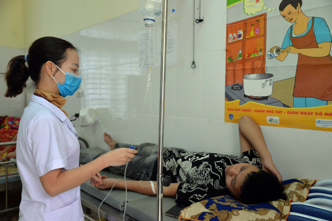 Nhân viên y tế tại Trạm Y tế xã Chiềng Cọ điều trị cho các học sinh nghi ngộ độc thực phẩm. (Ảnh: TTXVN) Sức khỏe hơn 40 học sinh nghi ngộ độc thực phẩm ở Sơn La đã ổn định ảnh 1