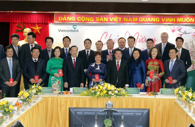 Thường trực Ban Bí thư Trần Quốc Vượng đến thăm và chúc Tết cán bộ Vietcombank. (Ảnh: Trần Việt/TTXVN) ‘Xây dựng Vietcombank trở thành ngân hàng tầm cỡ khu vực châu Á’ ảnh 1
