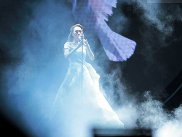 “Họa mi” Mỹ Tâm khóc trước sự yêu thương của khán giả Hà Nội ảnh 5