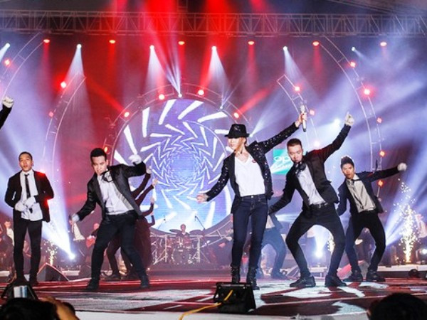 “Họa mi” Mỹ Tâm khóc trước sự yêu thương của khán giả Hà Nội ảnh 9