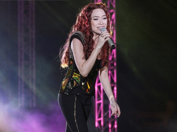 “Họa mi” Mỹ Tâm khóc trước sự yêu thương của khán giả Hà Nội ảnh 4