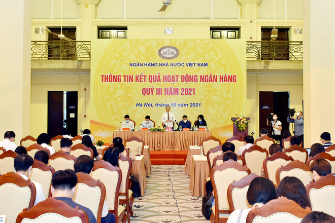 Quang cảnh tại buổi họp báo. (Ảnh: CTV/Vietnam+) Phó Thống đốc Đào Minh Tú: Dòng vốn vẫn chảy đều vào nền kinh tế ảnh 1