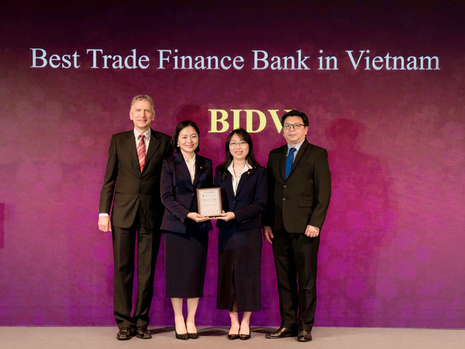 Bà Đặng Hoài Ly (Phó Giám đốc Trung tâm Tác nghiệp Tài trợ thương mại BIDV) và bà Phạm Minh Châu (Phó Giám đốc Ban Chính sách Sản phẩm bán buôn BIDV) nhận giải thưởng. (Ảnh: Vietnam+) Giai thuong Trade Finance BIDV.jpg