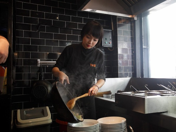 Mở nhà hàng chuyên đồ xào, Minh Nhật muốn mang đến trải nghiệm ẩm thực mới. (Ảnh: FB nhân vật) Vua đầu bếp Minh Nhật: “Tôi xa lạ và vụng về với giới showbiz" ảnh 2