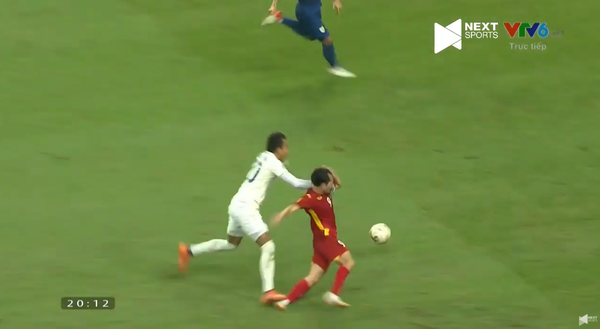 Cựu trọng tài Việt Nam lý giải vì sao thủ môn Thái Lan thoát thẻ đỏ ảnh 1