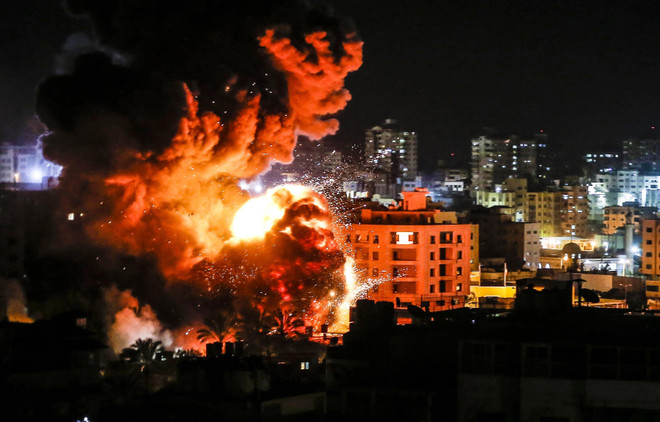 Khói lửa bốc lên sau một cuộc không kích của Israel xuống thành phố Gaza tối 25/3/2019. (Nguồn: AFP/ TTXVN) Malaysia kêu gọi Israel tôn trọng luật pháp quốc tế ảnh 1