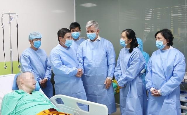 Lãnh đạo Thành phố Hồ Chí Minh thăm bệnh nhân 91 BN91 đã có thể rời khoa chăm sóc tích cực, giao tiếp tốt bằng lời nói ảnh 1
