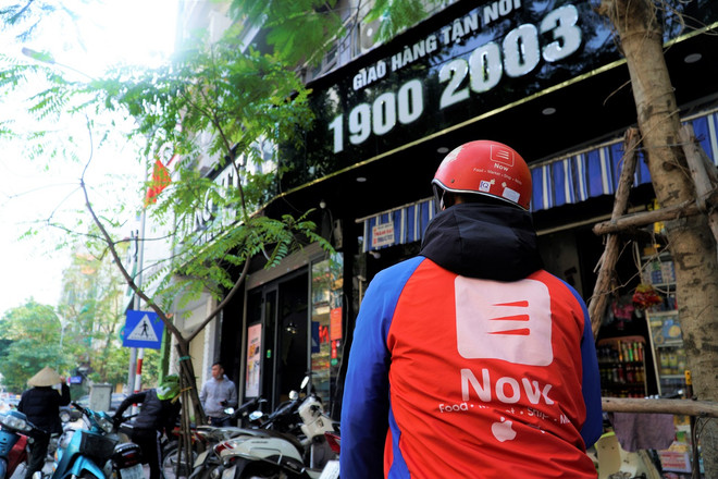 Dịch vụ giao hàng qua mạng đang là một trong những ngành nghề "đắt khách" bậc nhất hiện nay đối với giới trẻ. (Ảnh: PV/Vietnam+) Nở rộ các dịch vụ mua sắm “tại gia" thời dịch bệnh COVID-19 ảnh 2