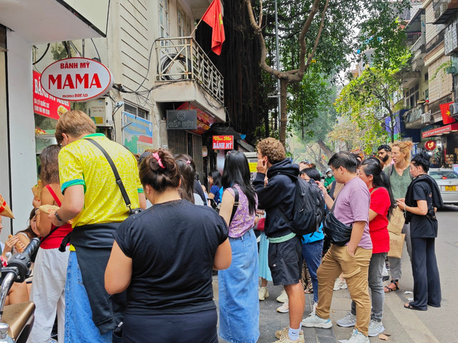 vnp_khach qt đến HN.jpg