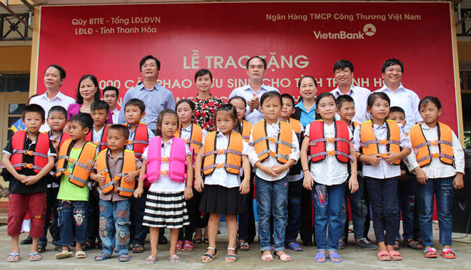 VietinBank tặng 1.000 cặp phao cứu sinh cho học sinh Thanh Hóa ảnh 1