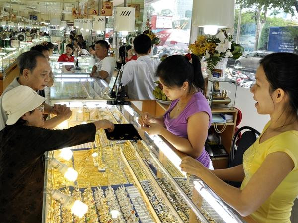 Giao dịch vàng tại doanh nghiệp. (Nguồn: TTXVN) Vàng trong nước lao dốc phiên đầu tuần, mất mốc 42 triệu đồng ảnh 1