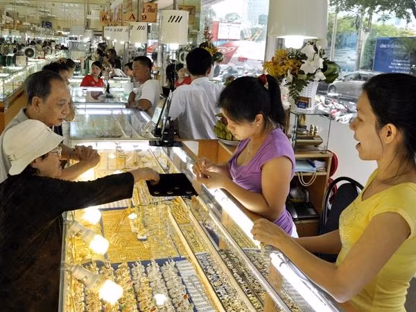 Vàng trong nước lao dốc phiên đầu tuần, mất mốc 42 triệu đồng ảnh 1