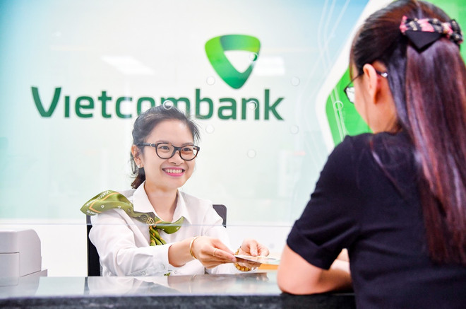 Giao dịch tại Vietcombank. (Ảnh: Vietnam+) Vietcombank phấn đấu niêm yết cổ phiếu trên TTCK nước ngoài ảnh 2
