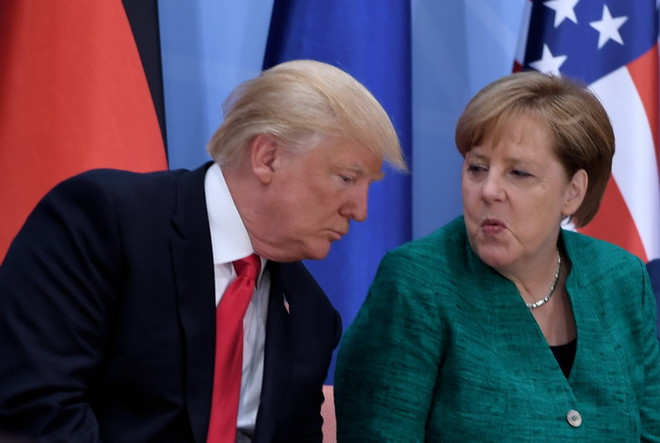 Thủ tướng Đức Angela Merkel (phải) và Tổng thống Mỹ Donald Trump trong cuộc gặp tại Đức tháng 7/2017. (Nguồn: AFP/TTXVN) Tổng thống Mỹ sẽ thảo luận về ngoại giao và an ninh với Thủ tướng Đức ảnh 1